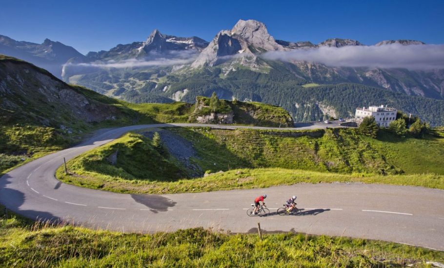 Cyclotouristes-au-col-d-Aubisque-001-CDT64-Ziklo-1200x800